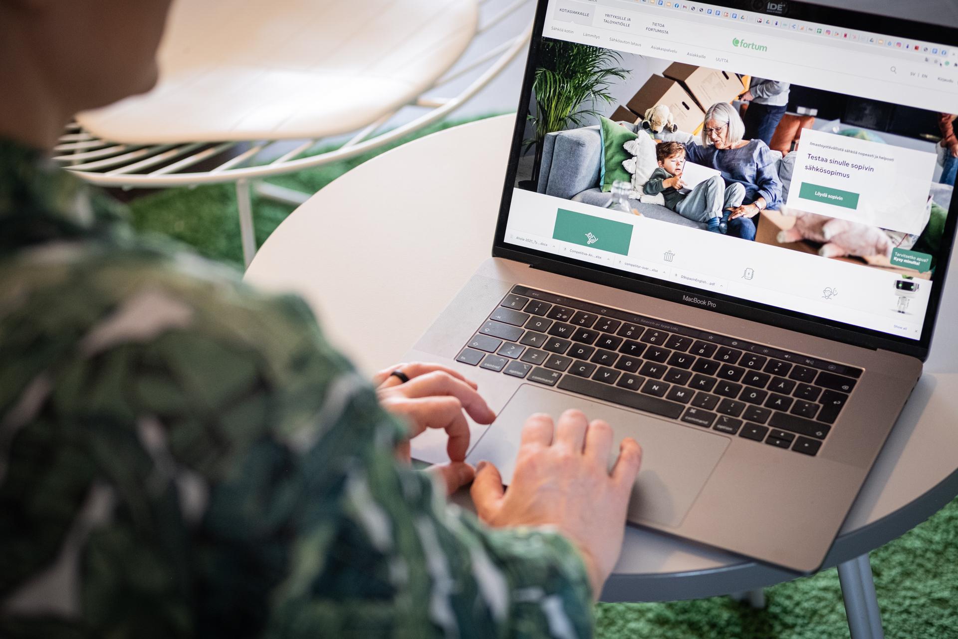 Lady scrolling through Fortum's site
