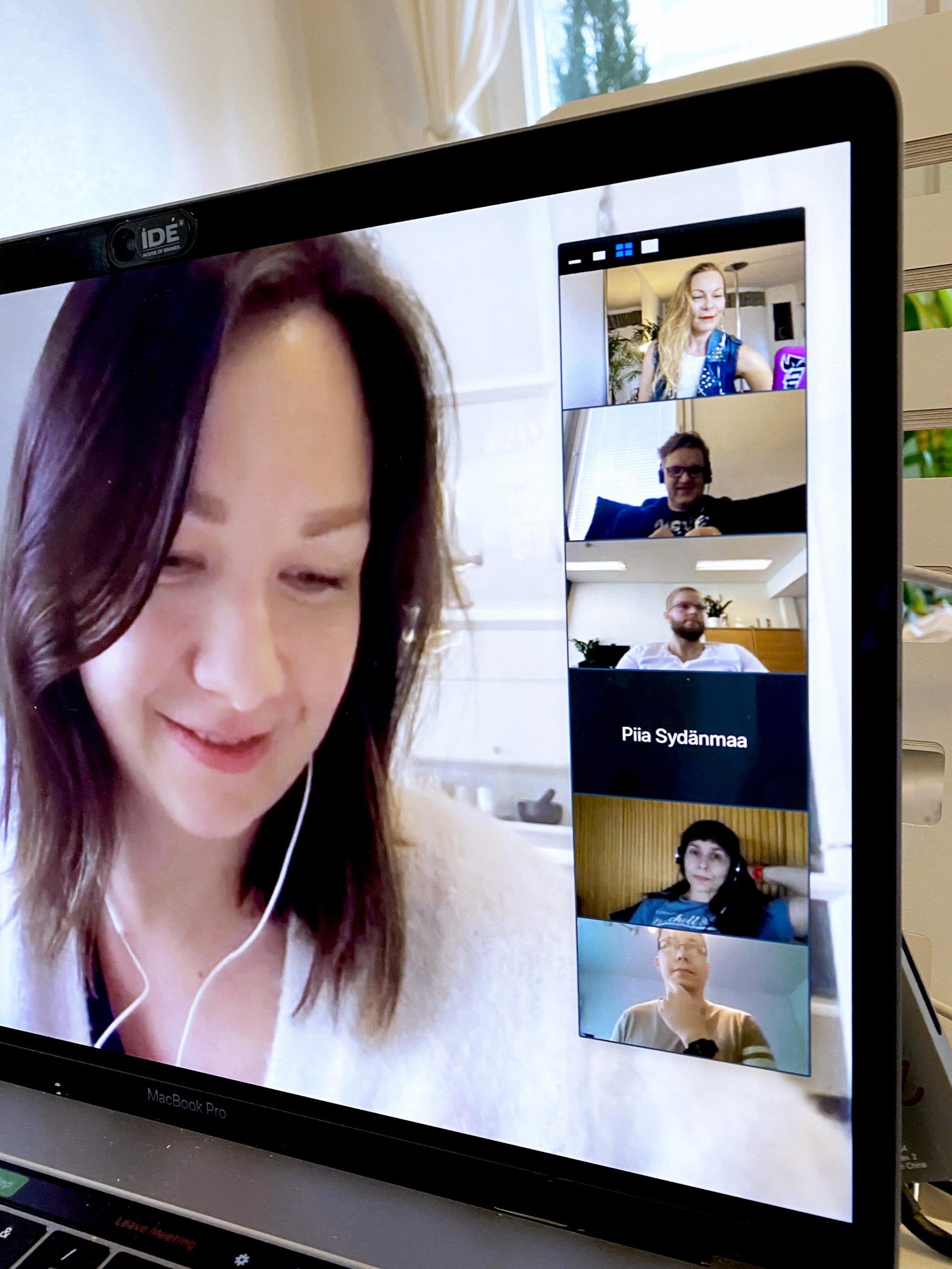 Group of people in a videomeeting. Bad and good examples in composition and lights.