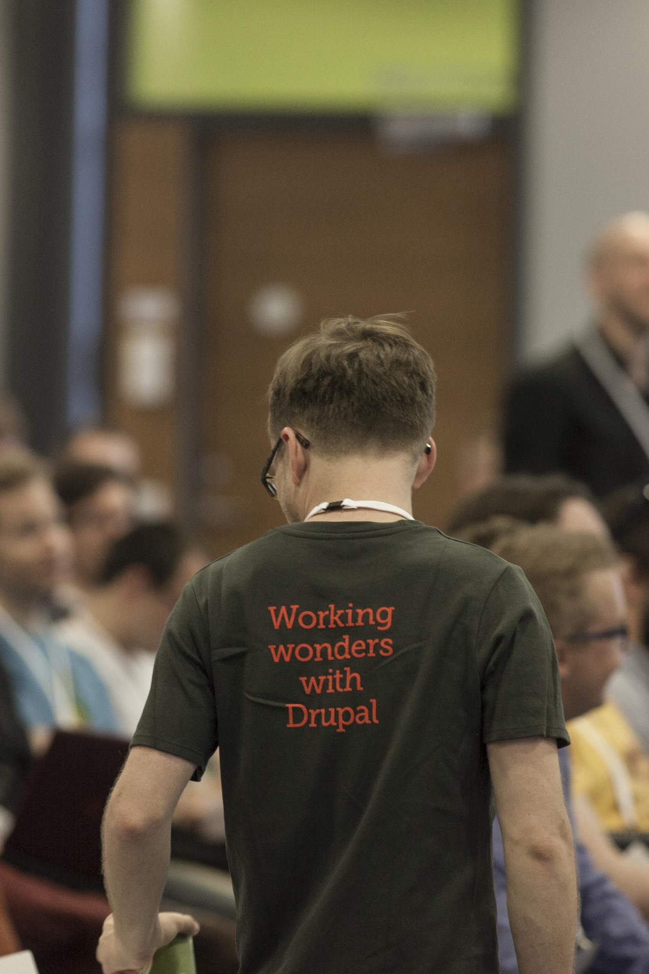 T-shirt with a text in back: Working wonders with Drupal