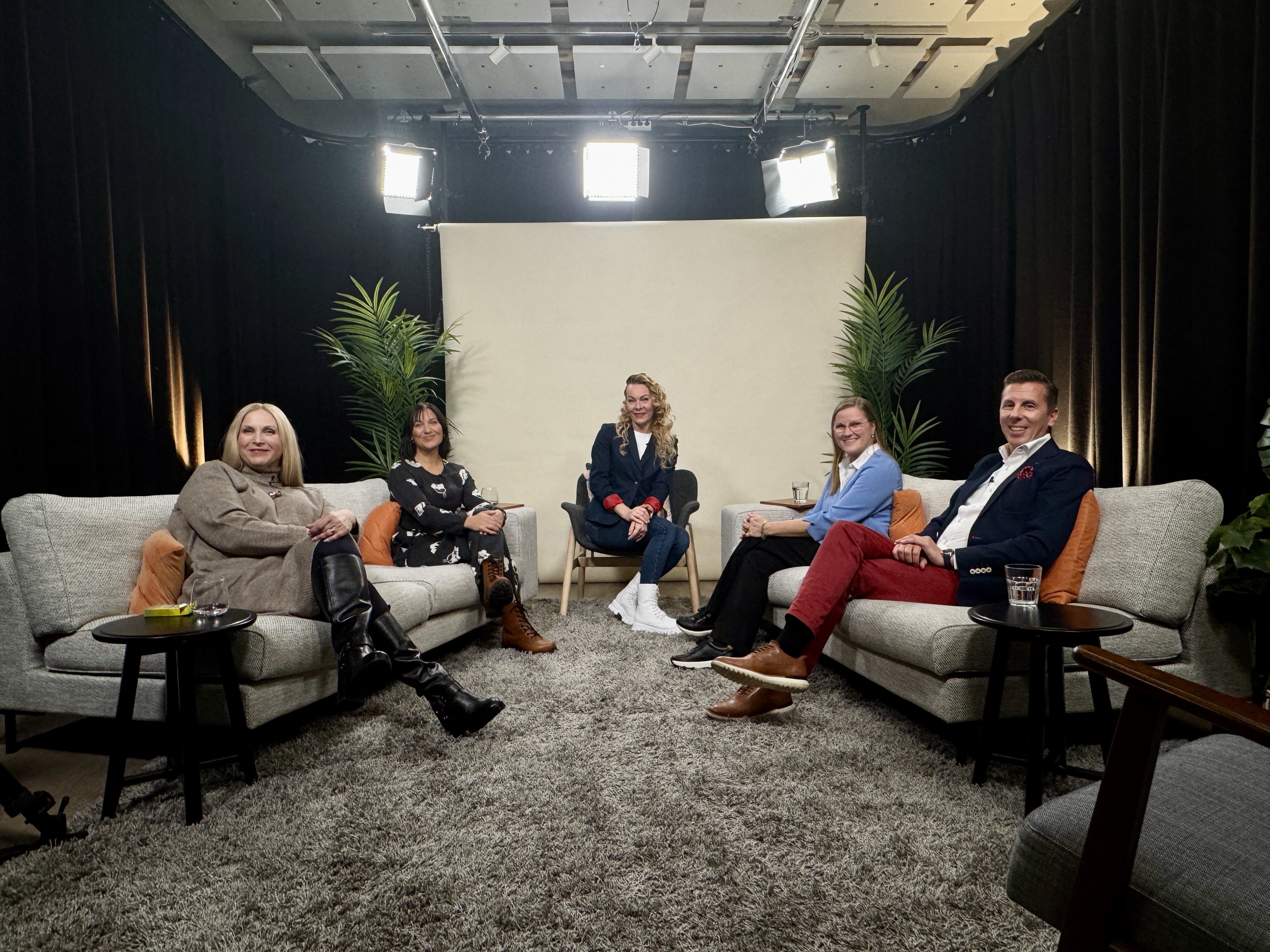 Paneelikeskustelun puhujat Iris Alanen, Ulla Koho, fasilitoija Akira Ahola, Jonna Savikumpu ja Rasmus Roiha istuvat studiossa